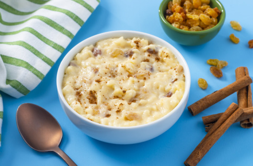 15-minute-vanilla-rice-pudding-with-golden-raisins-and-cinnamon